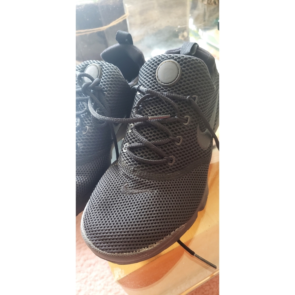 All black Nike prestos